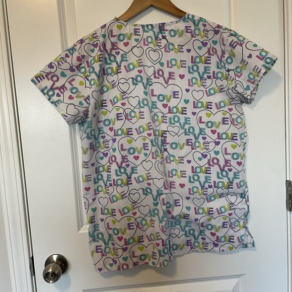 JDM Uniforms Women's Size S Scrub Top Love Heart Print Valentines White Pink - Picture 2 of 6